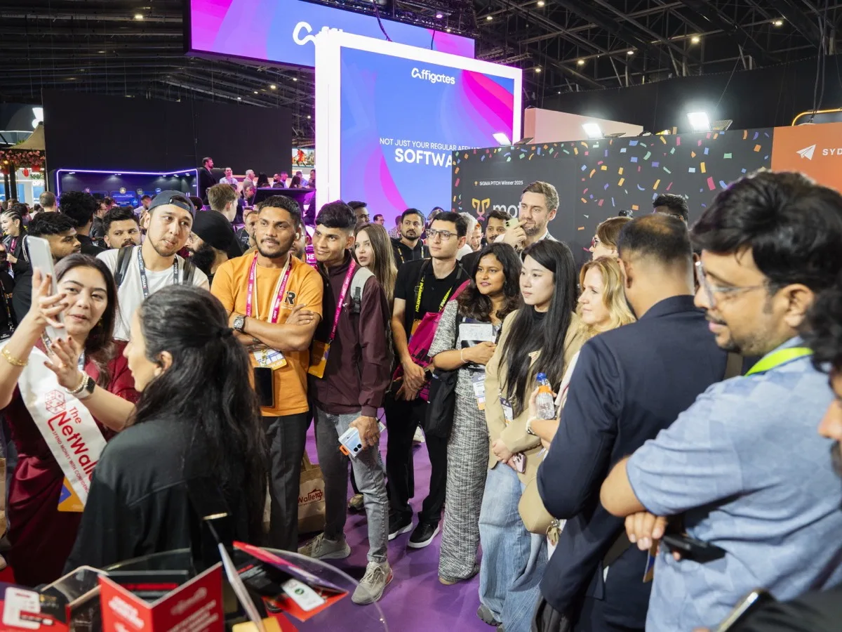 A buzzing crowd across the summit floor