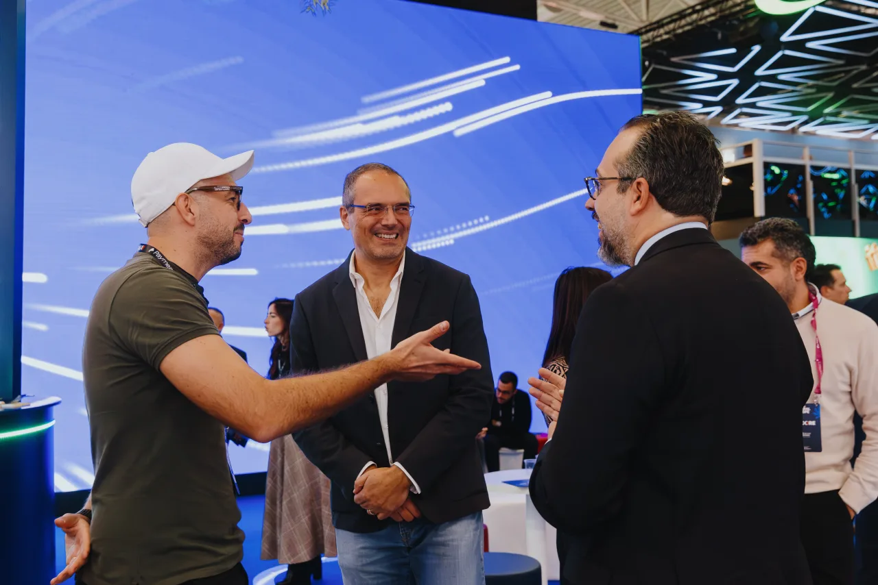 Industry leaders in conversation on the FX.world expo floor